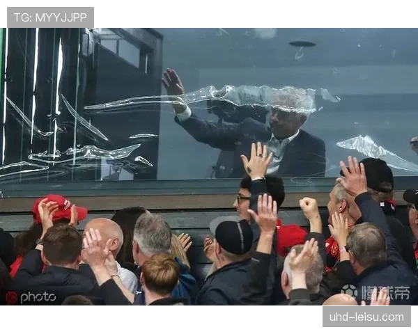 37岁莫德里奇替补登场指挥调度,伯纳乌响起掌声致敬